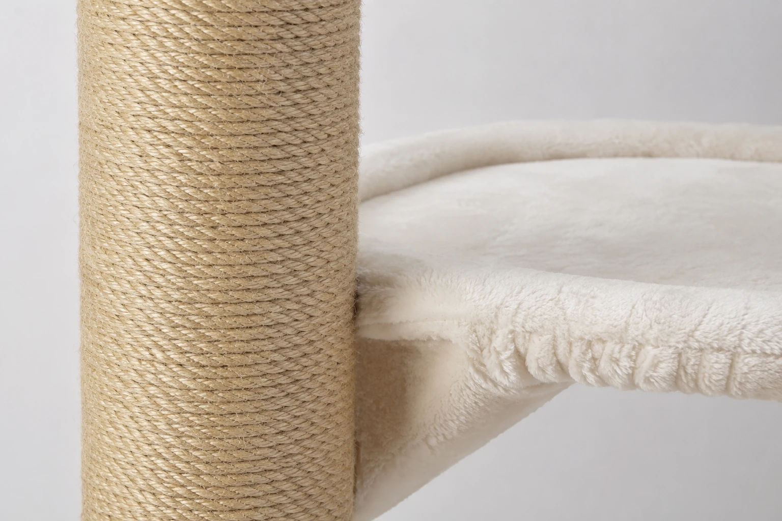 Sisal und Liegefläche am Kratzbaum auf Urinspuren prüfen